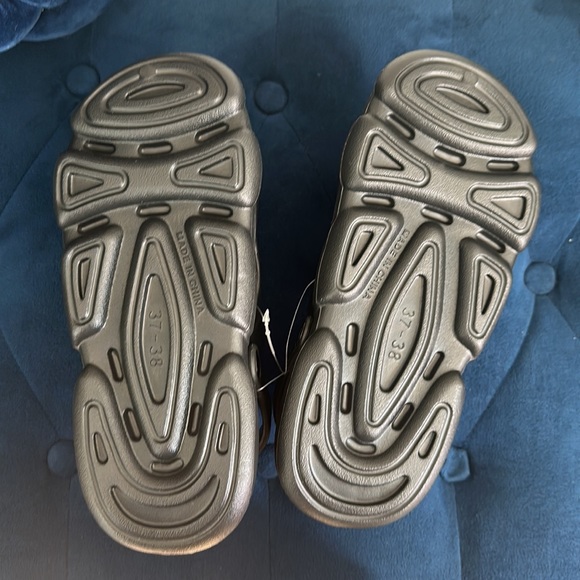 BRAND NEW!! Floral Design Sandals - Picture 3 of 5